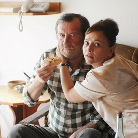 Na konci filmu zazní píseň "Rež, rež, rež" od Hradišťanu. Ještě předtím jsme ji mohli slyšet v Dědictví, kde Polívka taktéž hrál.