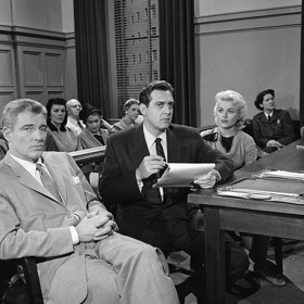 Burr získal za tuto roli hned dvě ceny Emmy.