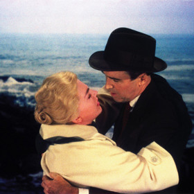 Vertigo (1958): Marketingová kampaň filmu spočívala v šíření dezinformace, že mezi Hitchcockem a herečkou Kim Novak panovala během natáčení nenávist.