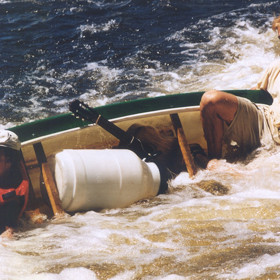 ...štáb tak musel měnit místa natáčení, někde to bylo ještě bezpečné, do jiných lokalit byl již vstup zakázán.