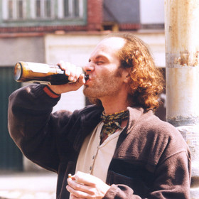 Když se v poslední epizodě zastaví parta kamarádů v hospodě, je na vývěsním štítu napsáno "Ležák Chlumského", což samozřejmě odkazuje na režiséra seriálu Jiřího Chlumského.