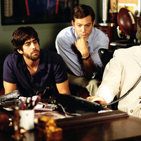 Ve filmu je zmínka o Mystic Pizze, což je jeden ze snímků režiséra Petrieho, který režíroval i tento film.