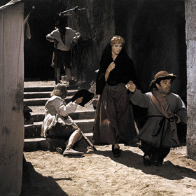 Anne Golon, autorka literárních příběhů Angeliky, protestovala proti filmovému zpracování. Představovala si to tak, že napíše scénář a sama vybere herce. S tímto požadavkem tvůrci nesouhlasili.