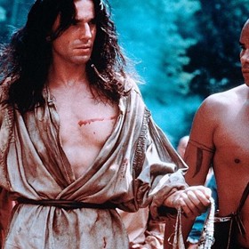 Film vznikl na motivy románu J. F. Coopera, kde však není hlavním hrdinou Nathaniel, ale Uncas.