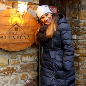 Alice Bendová hraje v seriálu Slunečná doktorku plastické chirurgie.