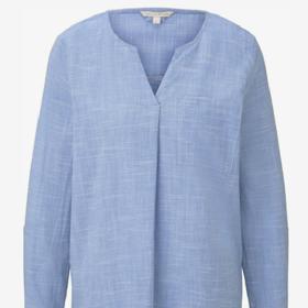 Světle modrá halenka nepokazí žádný outfit.