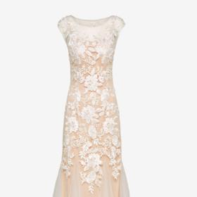 Jemně broskvová barva je pro svatby klasika, drobné kytičky ji navíc ještě více zjemní. Tak proč si broskvovou neobléci i jako nevěsta?