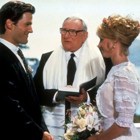 O rok dříve byla ve Francii vyznamenaná rytířským titulem za kulturní přínos.