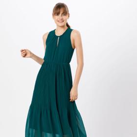 S tmavě zelenými šaty pod kolena budete hvězdou všech večírků.