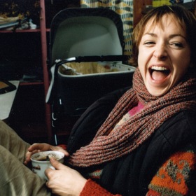 Nešlo to jinak. Ve filmu se musela objevit i kamarádka Vilhelmové, Aňa Geislerová. Alespoň na fotce zemřelé, kterou všichni oplakávali.