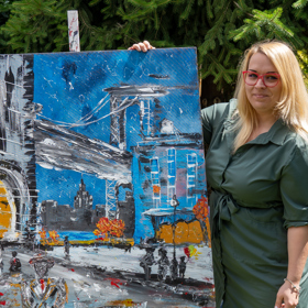 Elaine Lóre je plzeňská malířka, která prostřednictvím umění bojuje se sociální fobií.