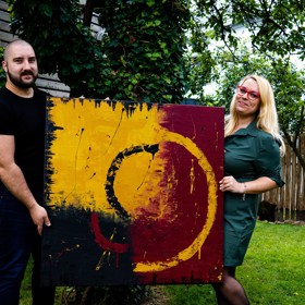 Výtvarné umění pomáhá Elaine Lóre v boji se sociální fobií. Na snímku s partnerem.