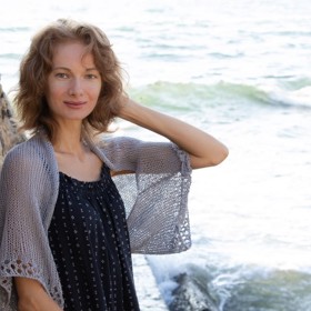 Večerní procházka po molu v šatech na ramínka si žádá něco lehkého přes ramena. Proč nezkusit tento lehký svetřík, který si navíc šikovná pletařka zvládne uplést za jeden večer.
