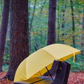 Barevný deštník váš outfit ozvláštní a navíc vám zvedne náladu.