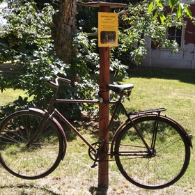 Opravené kolo z filmu Postřižiny je umístěno na nádvoří zámku. Pro návštěvníky je velkým lákadlem.
