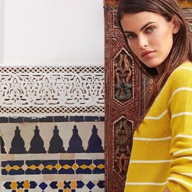 Není nutné se soustředit pouze na jednobarevné modely. A už vůbec nemusí být proužky v námořnickém duchu. Tento svetřík se bude skvěle hodit například k bílému základu v podobě šatů nebo sukně či kalhot s jednoduchým trikem.
