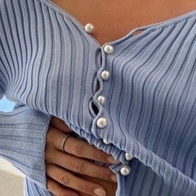 S vhodně zvolenými knoflíčky, připomínajícími něžné perly, budete v tomto svetříku na jakékoli letní party za dámu. 