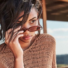 Kromě pletených jsou v kurzu i háčkované svetříky. Jejich výhodou je, že jsou hodně prodyšné, takže se v nich rozhodně nezpotíte.
