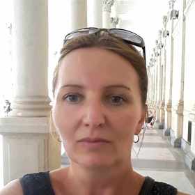 Kastelánka zámku Jana Zajíčková dostala kolo z filmu Postřižiny jako osobní dárek. Posláno jí bylo vlakem přímo z Dalšického pivovaru, kde se natáčela velká část filmu (pivovarské prostředí).