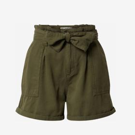 S khaki šortkami získá váš styl šmrnc.