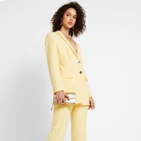 Ve stylovém kalhotovém kostýmku pastelové barvy nevěstu nezastíníte, ale zároveň zaujmete hrdou pozici svatební svědkyně.