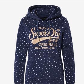 Puntíkatá mikina udělá z každého pohodlně sportovního outfitu jednoduše elegantní.