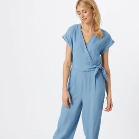 Výbornou volbou pro svědkyni je společenský overal.