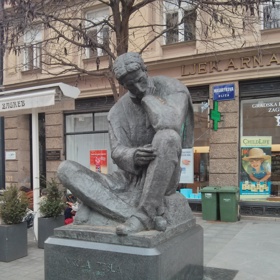 Teslův pomník v Záhřebu. 