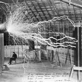 Nikola Tesla ve své laboratoři v Colorado Springs kolem roku 1899.