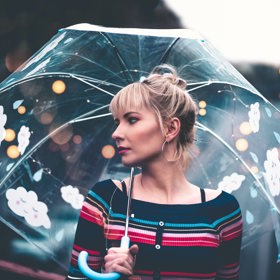 I v dešti můžete být šik. Co takhle s průhledným deštníkem?
