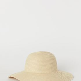 Slamák se širšími okraji z vás učiní elegantní dámu.
