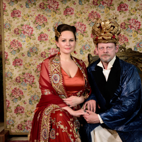 Roli královny hrála Jitka Čvančarová, roli krále ztvárnil Martin Stránský.
