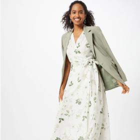 Bílé svatební šaty s kytičkami z vás učiní éterickou bytost.