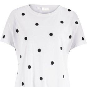 Pokud v oblékání sázíte na černobílou, je pro vás bílé tričko s puntíky správnou volbou.