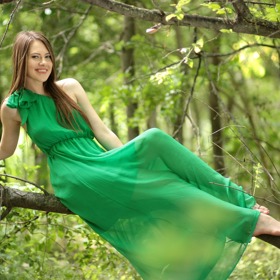 V dlouhých zelených šatech budete za éterickou vílu.