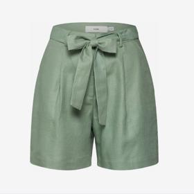 I světle zelené kraťasy s mašlí působí stylově.