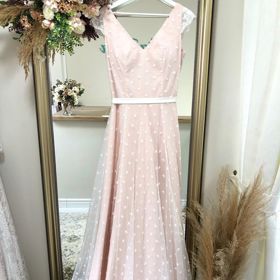 S jemně broskvovými šaty nemůžete sáhnout vedle. Kytičkový vzor je skvěle doplní.
