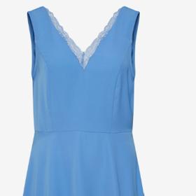 V blankytně modrých bavlněných šatech se budete cítit pohodlně, navíc vám v midi délce šatů nebude v případě, že je svatba v horkých letních dnech, takové horko.