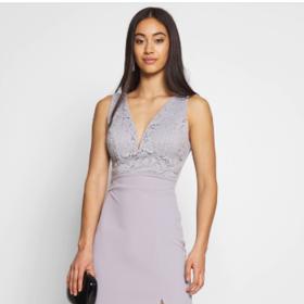 Ve svatebních šatech šeříkové barvy s rozparkem budete sexy družička nebo svědkyně.