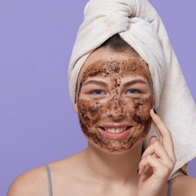 Odstraňování odumřelých kožních buněk je při opalování klíčové. Zkuste si doma připravit peeling z mleté kávy. 