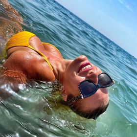 "Srdce člověka je velmi podobné moři, má své bouře, má své přílivy a ve svých hloubkách má i perly," napsala Lucka na svém profilu pod touto fotkou.
