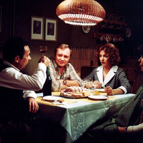 Zralé víno: Bodrý vinař Janák má tentokrát hned několik problémů. Jednak se stavbou sušárny kukuřice, a pak se také dostal do konfliktu s novým předsedou Urbanem, který chce v JZD spustit výrobu nábytku. A k dovršení všech potíží ho zlobí žlučník. Na snímku jsou herci Vladimír Menšík, Vítězslav Jandák a Božidara Turzonovová.