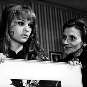 Svědectví mrtvých očí (1971): Penzionovaný policista si všimne podezřelého chování manžela své neteře. 