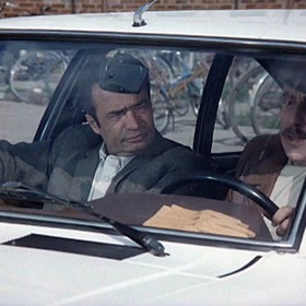 Jde o prostřední díl trilogie, kterou tvoří snímky Bouřlivé víno (1976), Zralé víno (1981) a Mladé víno (1986). Na snímku Vladimír Menšík a Miloš Kopecký.