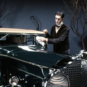 Studio Orion se následně bálo, že má v rukou další drahý propadák, a tak prodalo práva konkurenčnímu Paramountu. Addamsova rodina jenom v kinech utržila téměř 200 milionů a stala se obrovským hitem.