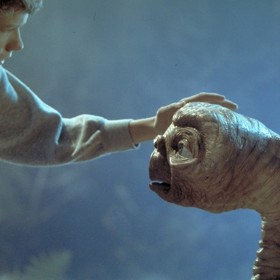 A zase ty "osvícené" severské státy. Film byl u nich zakázán, vždyť přece není možné, aby se dítě přátelilo s mimozemšťanem. Jsou to přece nepřátelé.