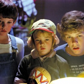 Stěstí v neštěstí. Kdyby nedostala Barrymore roli v tomto filmu, pravděpodobně by si zahrála v nechvalně proslulém Poltergeistovi. Kdoví, jak by pak nakonec dopadla.