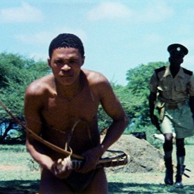 Film Bohové musí být šílení vznikl v produkci Jihoafrické republiky, přesto byl oficiálně uváděn jako snímek z Botswany. Na JAR byla v té době uvalena velká embarga.