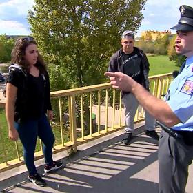 Někdy se zapojí i kolemjdoucí, kterým nedojde, že jde o natáčení.
